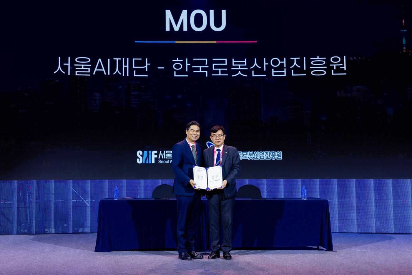 본문 이미지 - 왼쪽부터 김만기 서울 AI 재단 이사장과 조영훈 한국로봇산업진흥원 원장. (서울시 제공)
