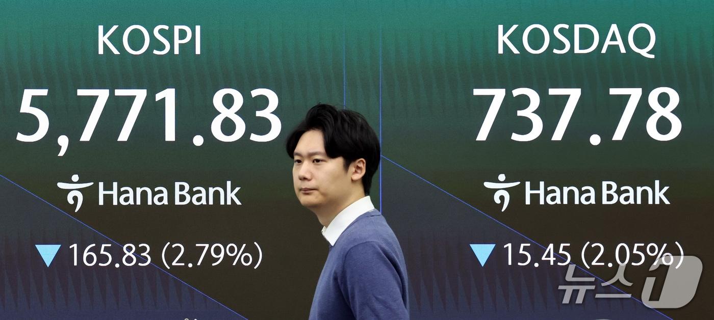 본문 이미지 - 30일 오전 서울 중구 하나은행 딜링룸 전광판에 증시 시황이 표시되고 있다. ⓒ 뉴스1 최지환 기자
