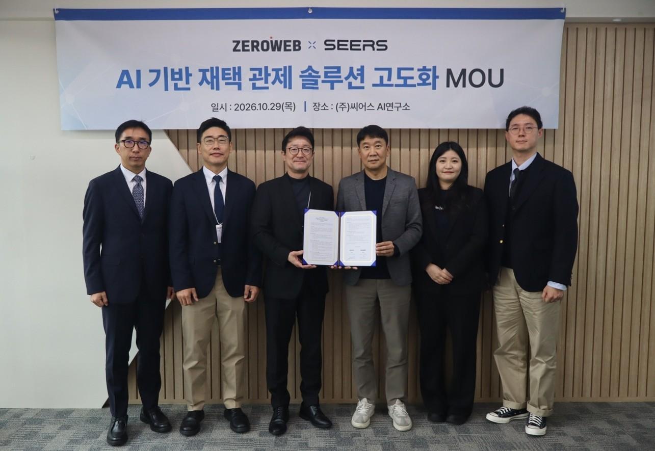 본문 이미지 - 이영신 씨어스 대표(왼쪽에서 세 번째)와 이재현 제로웹 대표(왼쪽에서 네 번째) (씨어스 제공)