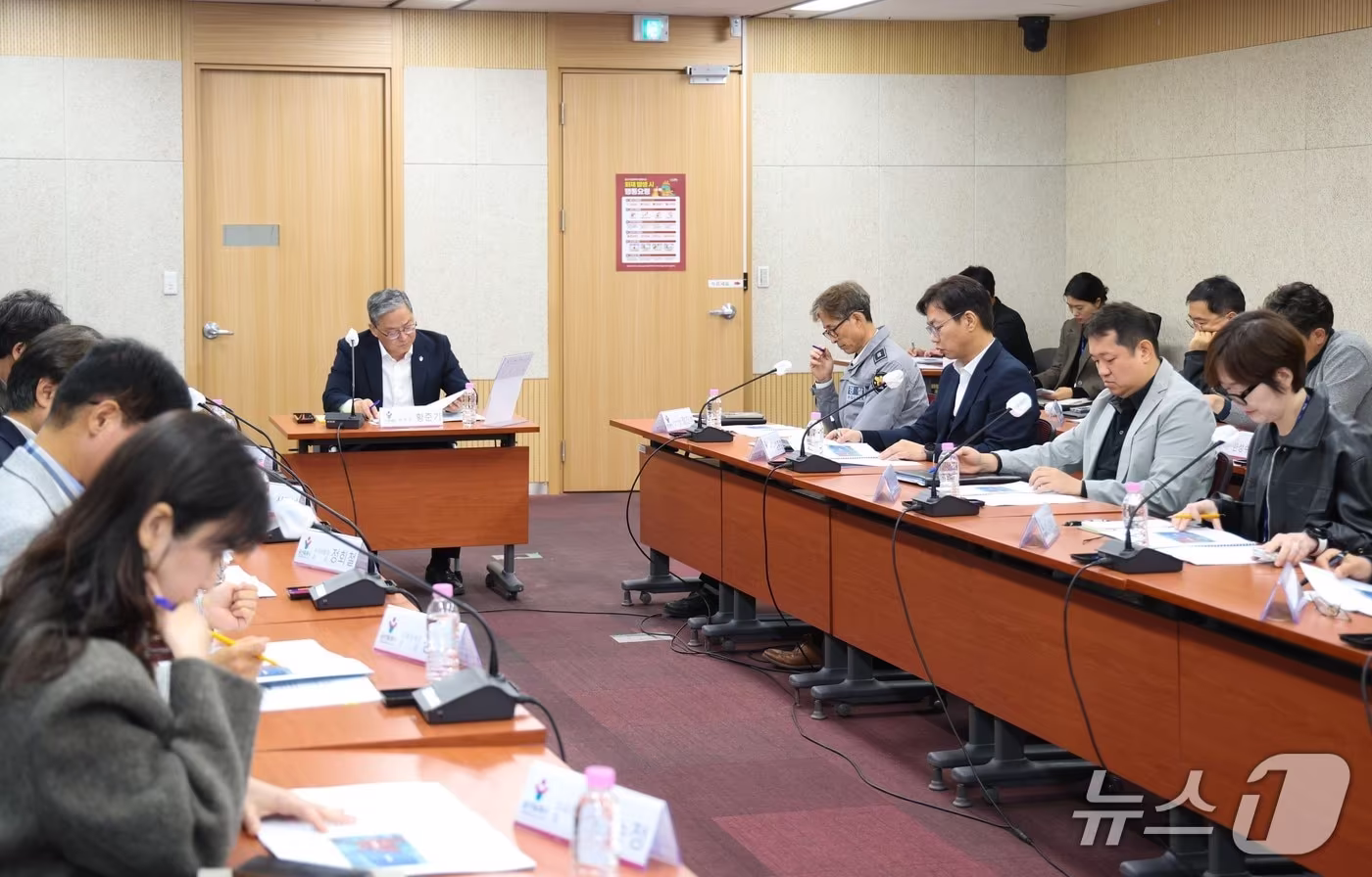 본문 이미지 - 용인시가 29일 시청 컨퍼런스룸에서 개최한 '반도체 국가산단 부지조성·팹 착공 지원 종합대책 태스크 포스' 첫 회의 모습.(용인시 제공)