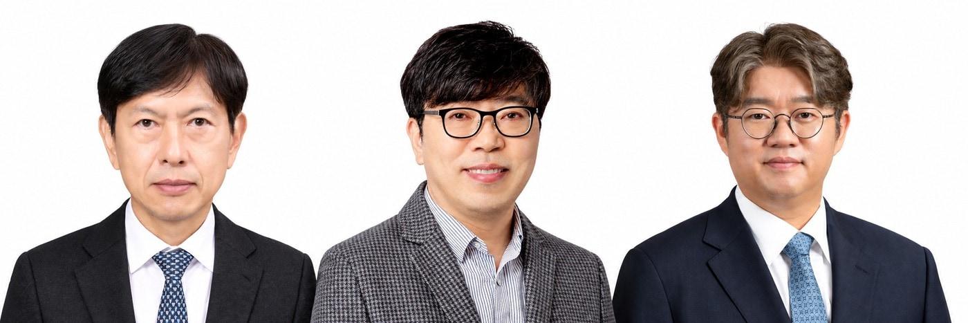본문 이미지 - 안현 SK하이닉스 미주총괄 사장(왼쪽부터)과 차선용 개발총괄 사장(미래기술연구원장 겸임), 윤풍영 코퍼레이트센터총괄 사장.(SK하이닉스 제공)/뉴스1