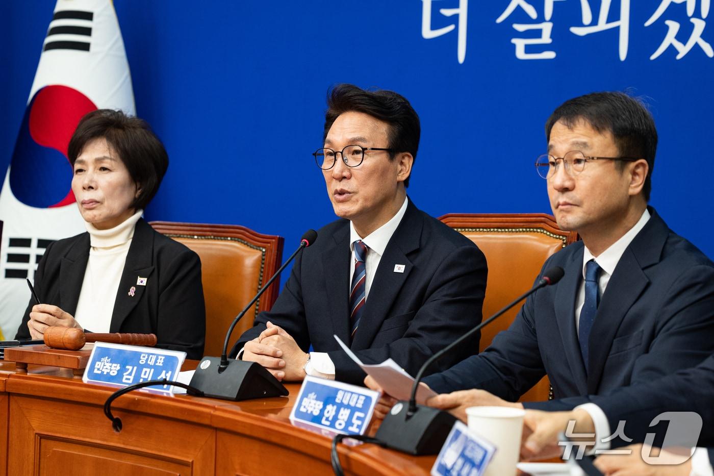 본문 이미지 - 김민석 더불어민주당 대표가 지난 30일 서울 여의도 국회에서 열린 최고위원회의에서 발언하고 있다. 2026.10.30 ⓒ 뉴스1 유승관 기자
