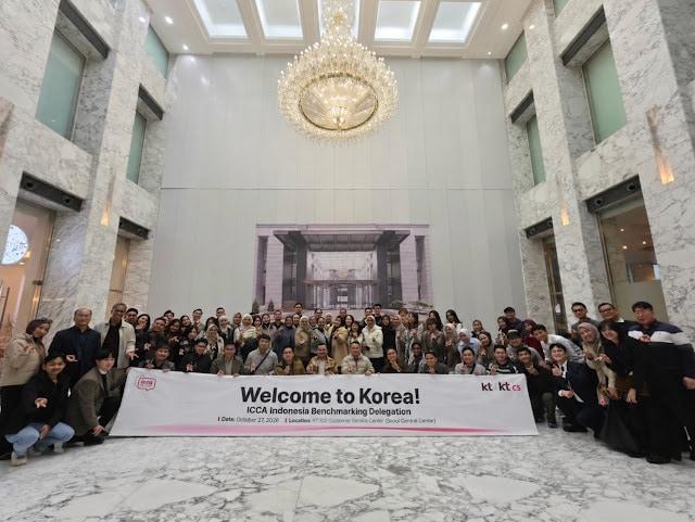 본문 이미지 - KT 고객센터를 방문한 인도네시아 컨택센터협회 관계자들이 단체 기념사진을 촬영하고 있다.(KT 제공)