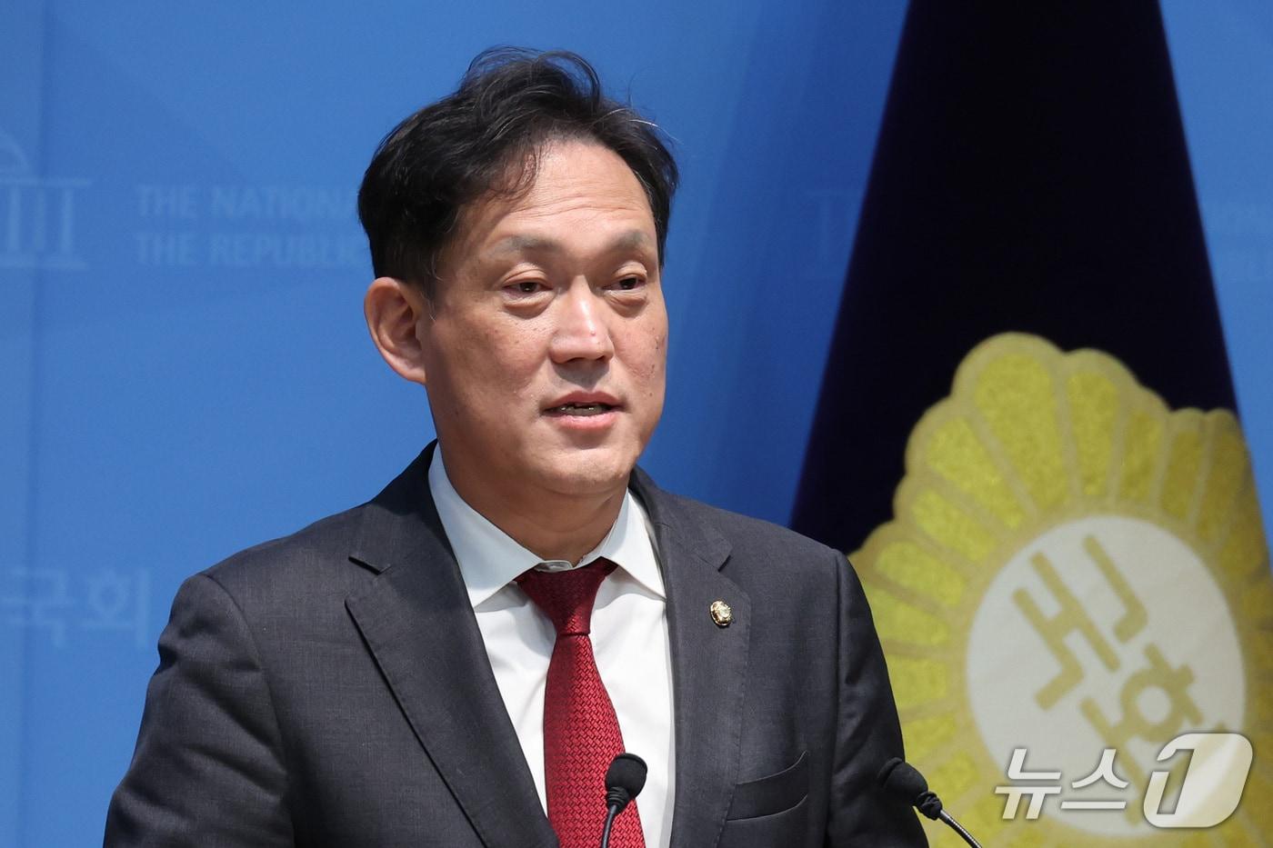 본문 이미지 - 김태규 국민의힘 의원이 30일 서울 여의도 국회 소통관에서 국회운영위원회에서의 발언권 정지 관련 기자회견을 하고 있다. 2026.10.30 ⓒ 뉴스1 신웅수 기자