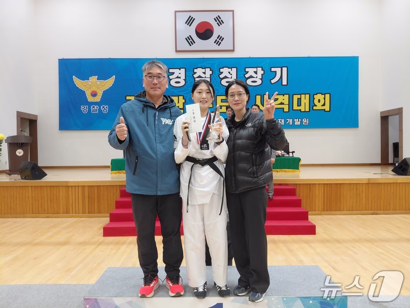 본문 이미지 - 전북경찰청 태권도팀 소속 양희주 경사가 '제81주년 경찰의 날 기념' 경찰관 무도·사격대회 여자부 태권도 겨루기 부문에서 1위에 이름을 올린 뒤 기념촬영을 하고 있다.(전북경찰청 제공. 재판매 및 DB 금지)