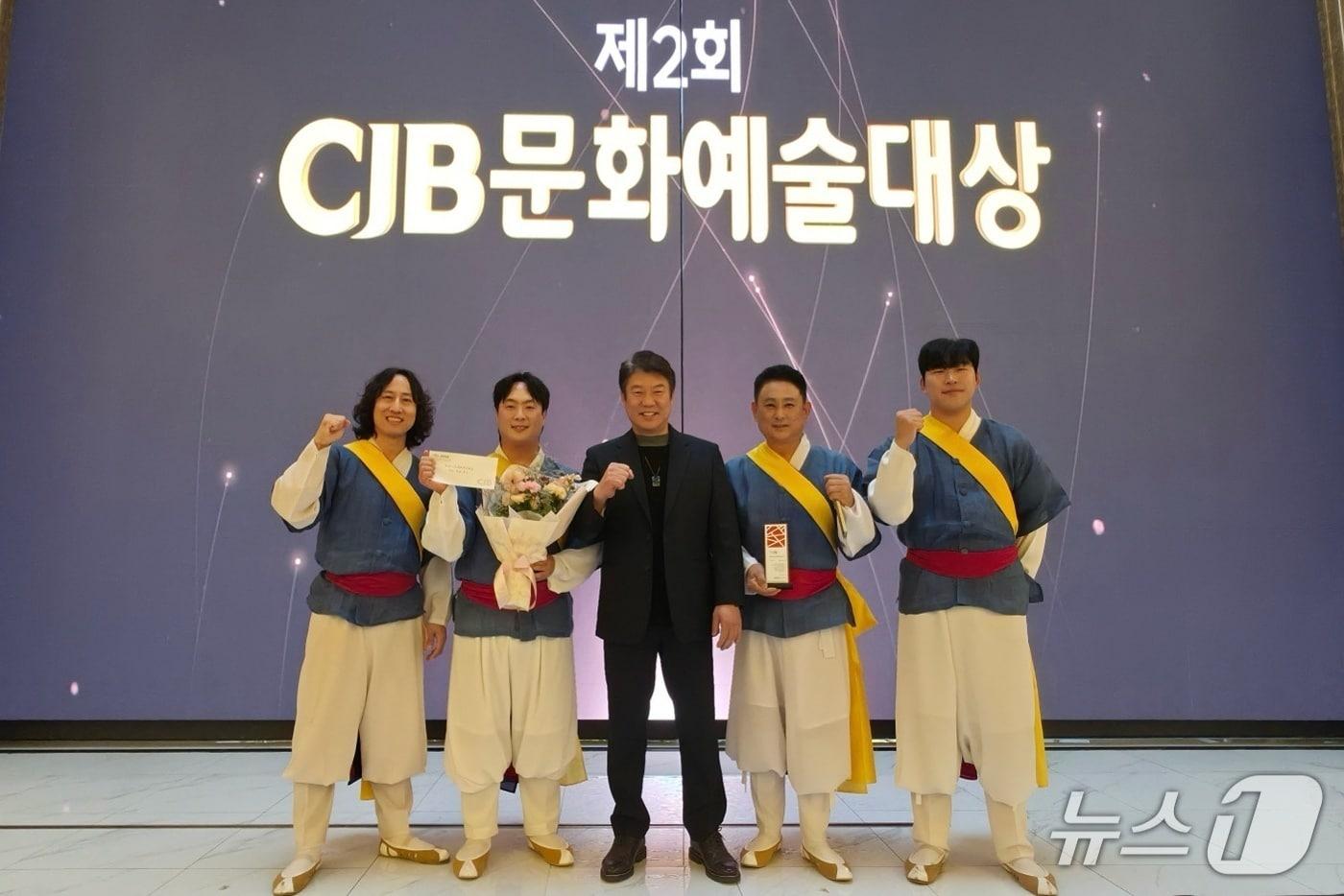 본문 이미지 -  2회 CJB 문화예술대상 국악 부문에서 대상을 수상한 사물놀이 몰개가 기념 촬영을 하고 있다.(몰개 제공. 재판매 및 DB 금지) 2026.10.30/뉴스1