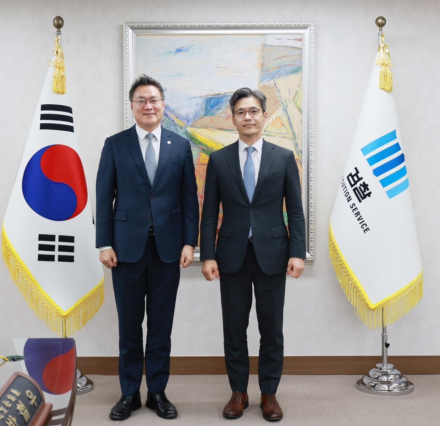 본문 이미지 - 조순열 서울지방변호사회장이 29일 오전 서울 서초구 서울중앙지방공소청을 찾아 박철우 서울중앙지방공소청장과 면담했다. (사진. 서울지방변호사회 제공)