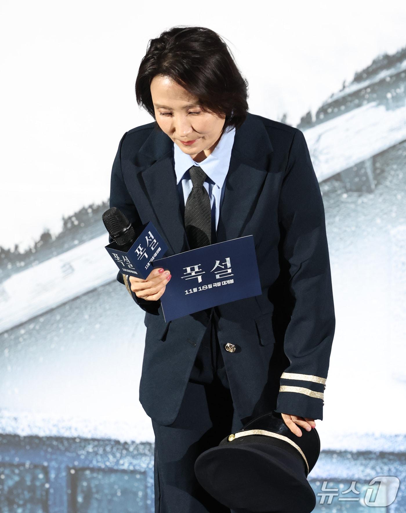 본문 이미지 - 방송인 박경림이 30일 서울 용산구 CGV 용산아이파크몰에서 열린 영화 '폭설'(감독 홍의정) 제작보고회에 앞서 고 최불암 선생님을 애도하고 있다. ‘폭설’은 폭설로 고립된 시골 기차역에서 퇴직을 앞둔 역장 갑수(김윤석)와 새로 온 후임 현택(구교환) 앞에 의문의 시신이 발견되며 벌어지는 미스터리 드라마다. 2026.10.30 ⓒ 뉴스1 권현진 기자