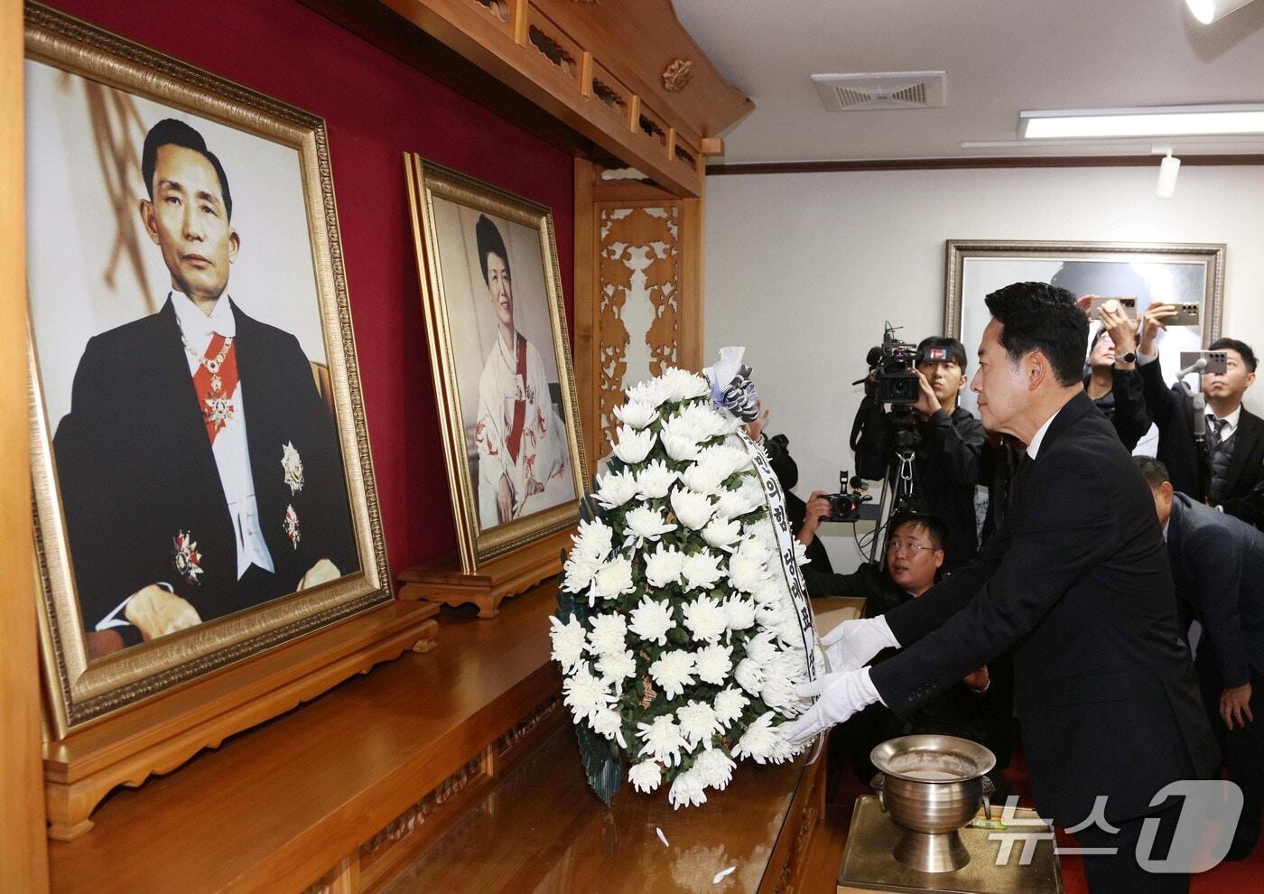 본문 이미지 - 장동혁 국민의힘 대표가 30일 오전 경북 구미시 박정희 전 대통령 생가를 찾아 추모관에서 참배하고 있다. 2026.10.30 ⓒ 뉴스1 공정식 기자