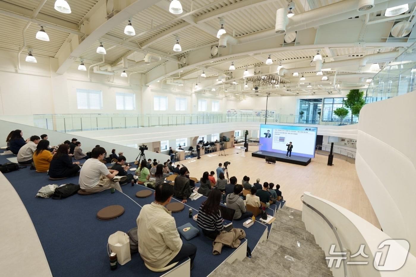 본문 이미지 - 김상윤 경희대 교수가 지난 23일 신용보증기금 NEST 광진 대강당에서 열린 '2026 AI+X CONNECT FORUM'에서 기조강연을 하고 있다.(서울시립대 제공)