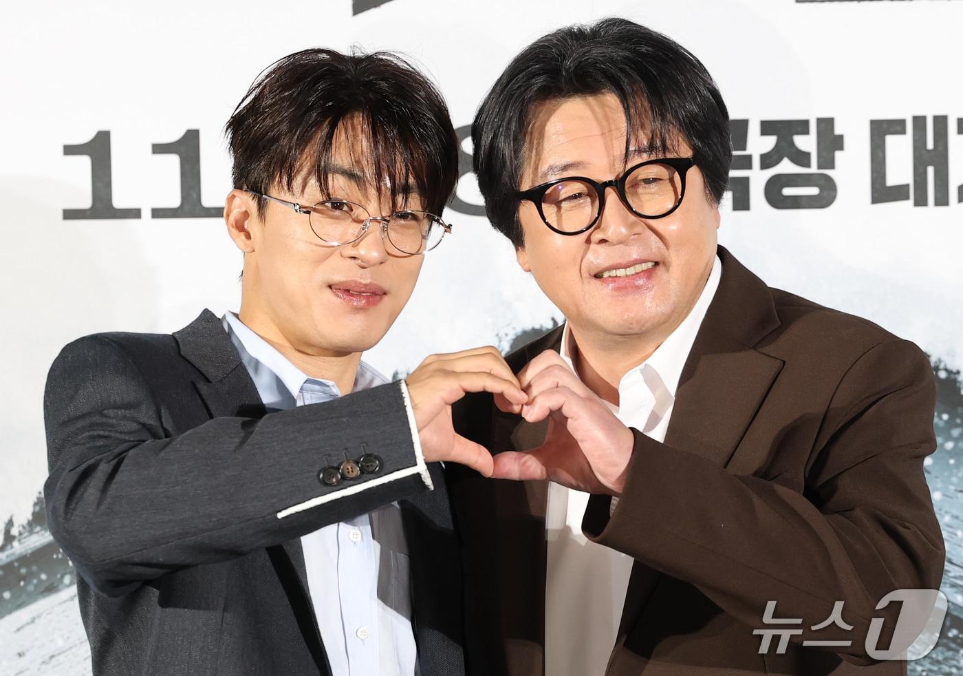 본문 이미지 - 배우 구교환과 김윤석(오른쪽)이 30일 서울 용산구 CGV 용산아이파크몰에서 열린 영화 '폭설(감독 홍의정)' 제작보고회에서 포즈를 취하고 있다. ‘폭설’은 폭설로 고립된 시골 기차역에서 퇴직을 앞둔 역장 갑수(김윤석)와 새로 온 후임 현택(구교환) 앞에 의문의 시신이 발견되며 벌어지는 미스터리 드라마다. 2026.10.30 ⓒ 뉴스1 권현진 기자