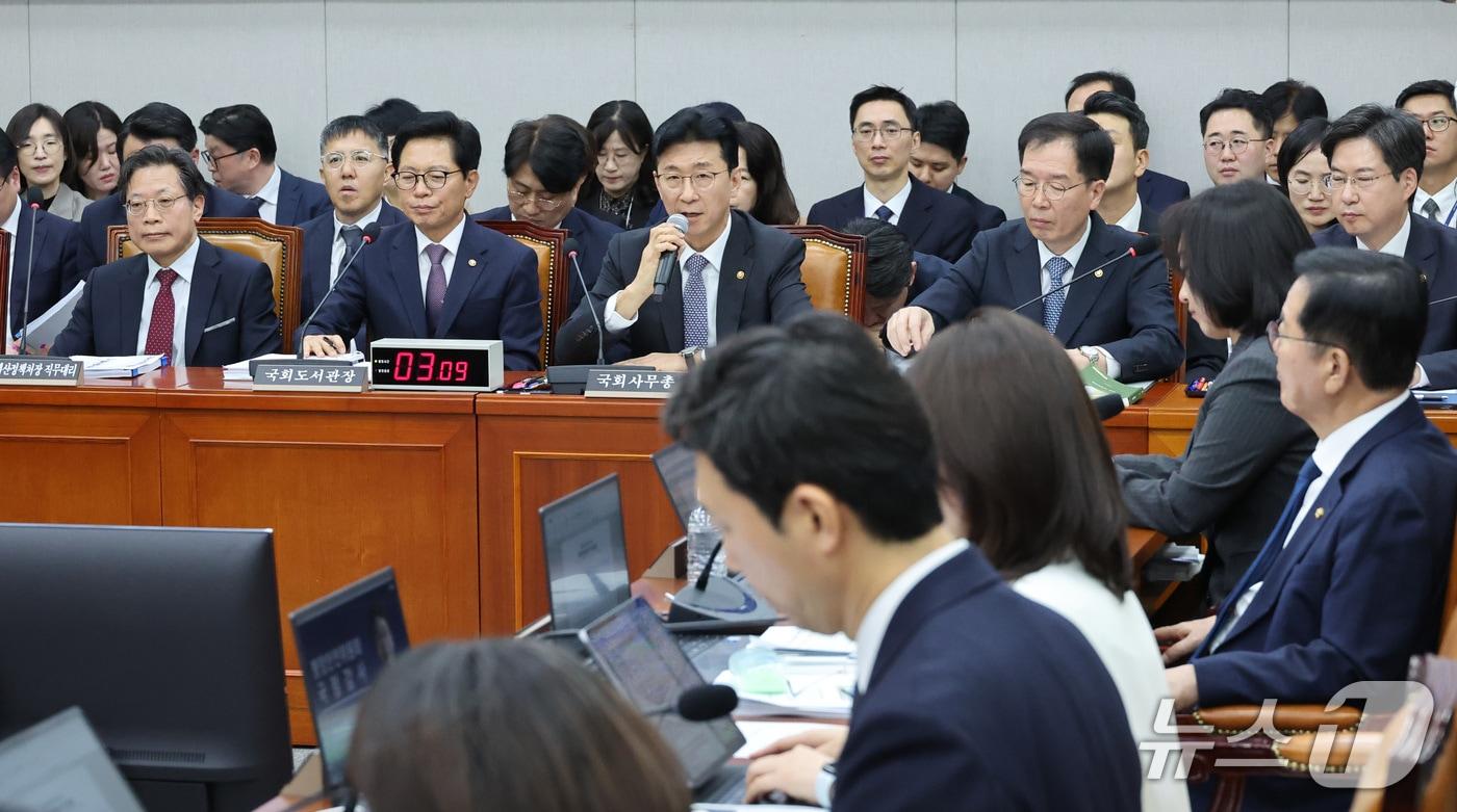 본문 이미지 - 고용진 국회 사무총장이 30일 서울 여의도 국회에서 열린 국회운영위원회의 국회사무처 등에 대한 국정감사에서 의원 질의에 답변하고 있다. 2026.10.30 ⓒ 뉴스1 신웅수 기자