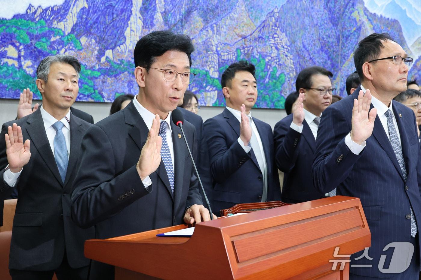 본문 이미지 - 고용진 국회 사무총장이 30일 서울 여의도 국회에서 열린 국회운영위원회의 국회사무처 등에 대한 국정감사에서 선서하고 있다. 2026.10.30 ⓒ 뉴스1 신웅수 기자