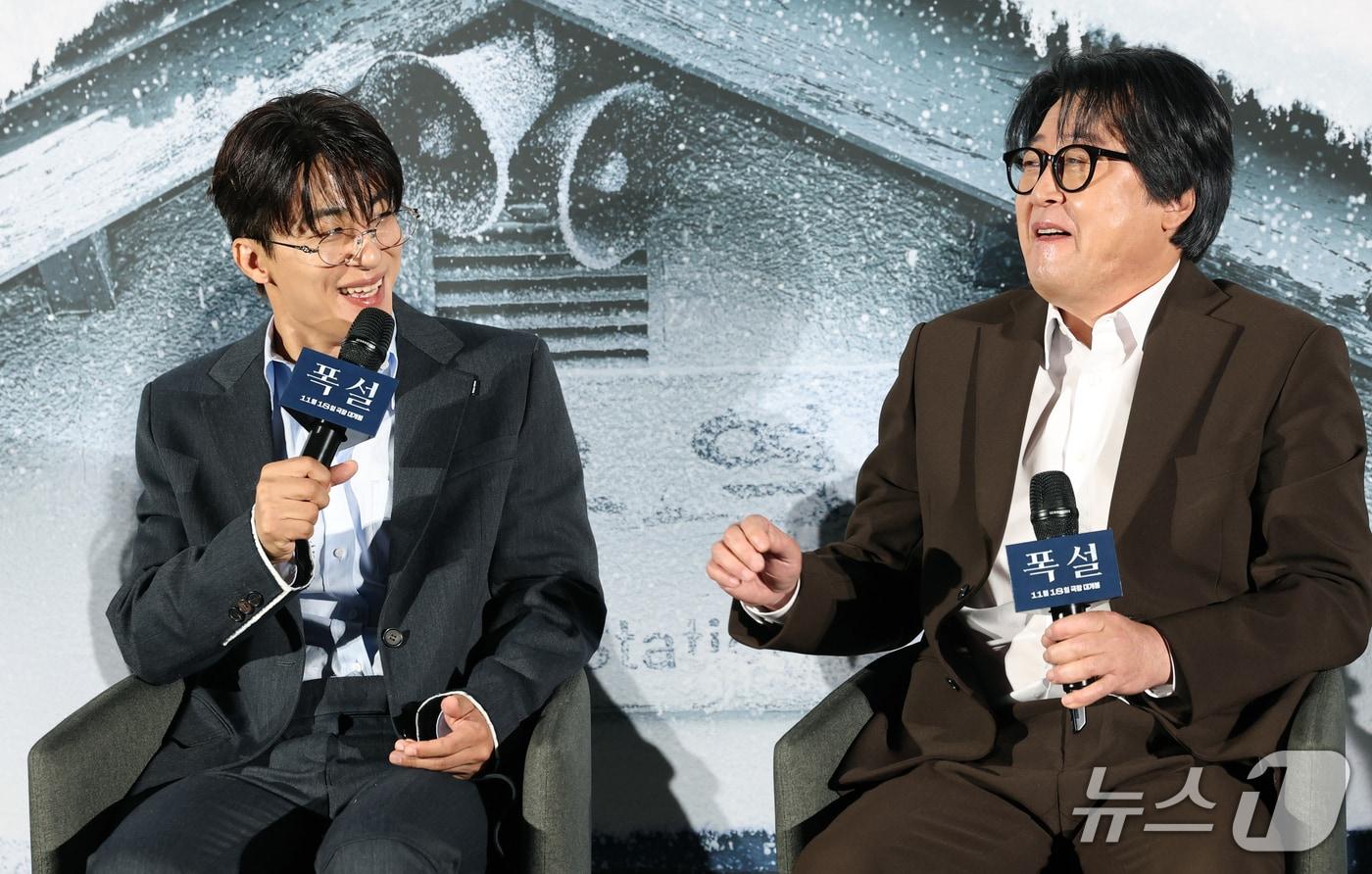 본문 이미지 - 배우 구교환(왼쪽)이 30일 서울 용산구 CGV 용산아이파크몰에서 열린 영화 '폭설' 제작보고회에서 김윤석과의 호흡에 대해 이야기 하고 있다. ‘폭설’은 폭설로 고립된 시골 기차역에서 퇴직을 앞둔 역장 갑수(김윤석 붐)와 새로 온 후임 현택(구교환 분) 앞에 의문의 시신이 발견되며 벌어지는 미스터리 드라마다. 2026.10.30 ⓒ 뉴스1 권현진 기자
