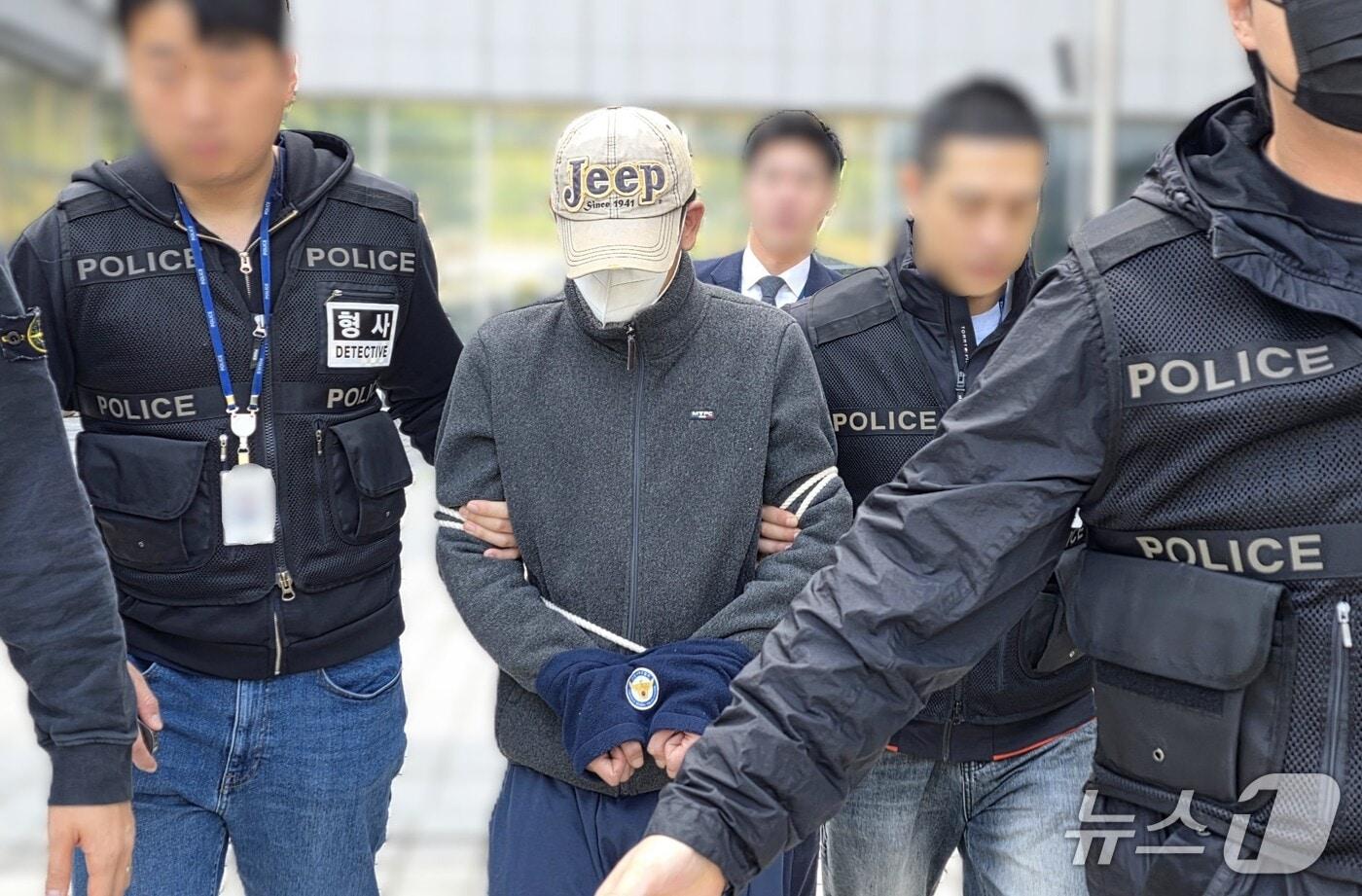 본문 이미지 - 30일 대전지법 천안지원에서 살인 혐의로 구속 전 피의자 심문에 출석한 A 씨가 심사를 포기하고 법정을 빠져 나오고 있다. 2026.10.30 ⓒ 뉴스1 이시우 기자