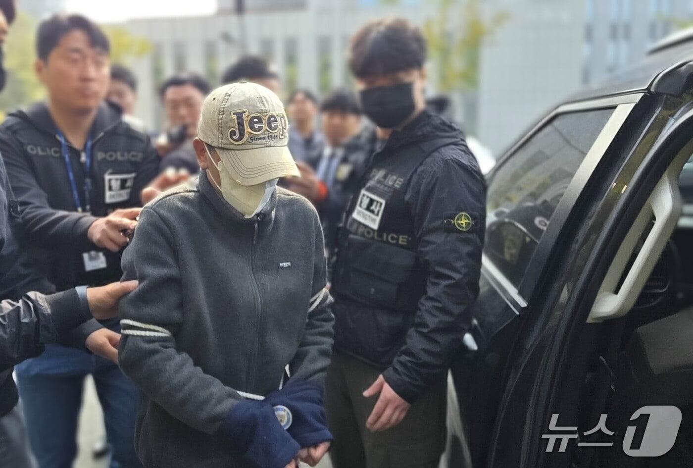 본문 이미지 - 대전지법 천안지원에서 살인 혐의로 구속 전 피의자 심문에 출석한 A 씨가 심사를 포기하고 경찰 호송차에 탑승하고 있다. 2026.10.30 ⓒ 뉴스1 이시우 기자
