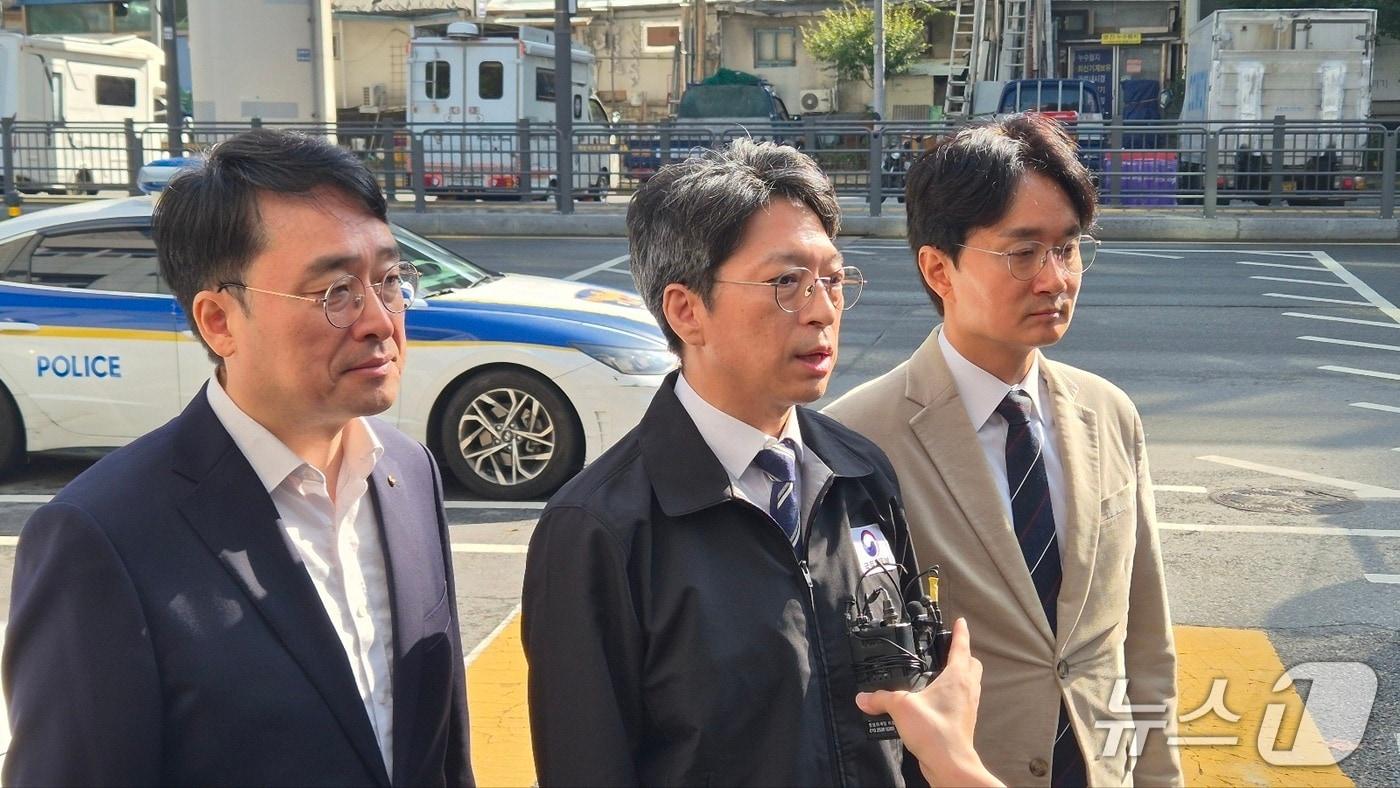 본문 이미지 - 홍지선 국토교통부 장관(가운데)이 30일 노원구 상계2구역 재개발 현장에서 발언하고 있다.2026.10.30ⓒ 뉴스1 김동규 기자