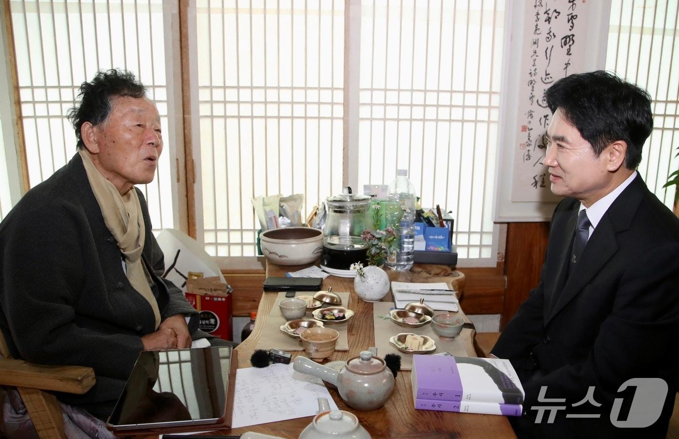 본문 이미지 - 한승원 작가의 작업실이 장흥군 '해산토굴' 에서 한 작가(왼쪽)와 김대중 교육감이 대담을 나누고 있다.(전남광주통합특별시교육청 제공, 재판매 및 DB 금지)/뉴스1