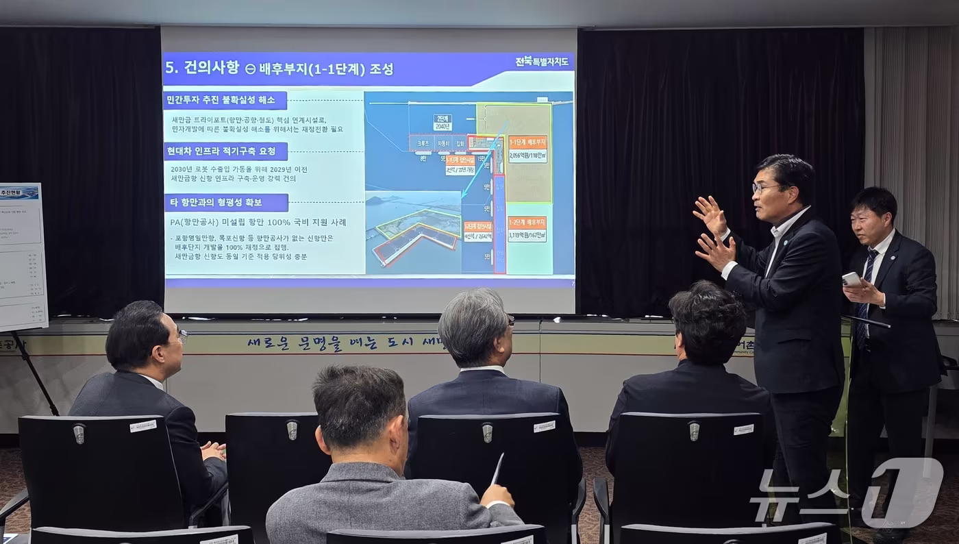 본문 이미지 - 지난 28일 이원택 전북지사가 새만금33센터에서 한성숙 국무총리 주재로 열린 제35차 새만금위원회에 앞서 박홍근 기획예산처 장관에게 새만금 신항 배후부지의 국가 재정사업 전환을 건의하고 있다.(전북도 제공. 재판매 및 DB 금지)/뉴스1