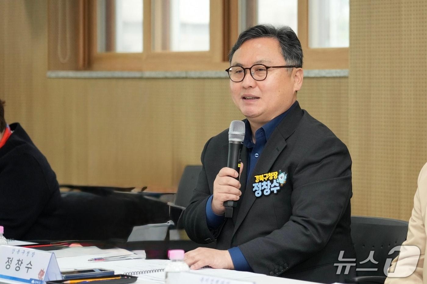 본문 이미지 - 정창수 강북구청장이 29일 모두의 밥상 기획단 구성을 위한 사전회의에서 사업 기본 방향에 대해 논의하고 있다.