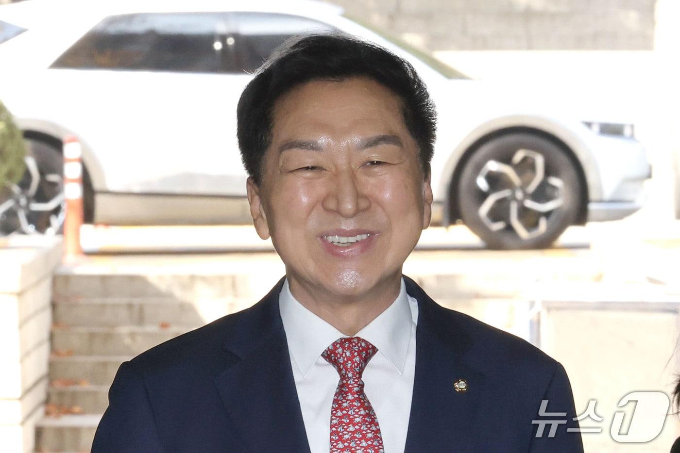 본문 이미지 - 김기현 국민의힘 의원이 30일 오후 서울 서초구 서울중앙지방법원에서 열린 청탁금지법 위반 혐의 1심 선고 공판에 출석하고 있다. 김 의원 부부는 지난 2023년 3월 국민의힘 전당대회 직후 267만 원 상당의 '로저 비비에' 가방을 김건희 여사에게 건넨 혐의를 받고 있다. 2026.10.30 ⓒ 뉴스1 이광호 기자