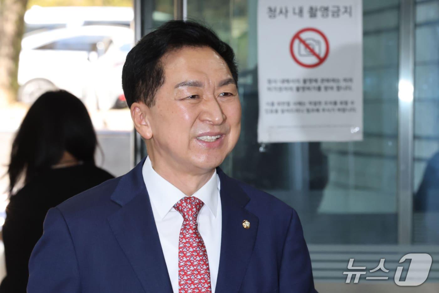 본문 이미지 - 김기현 국민의힘 의원이 30일 오후 서울 서초구 서울중앙지방법원에서 열린 청탁금지법 위반 혐의 1심 선고 공판에 출석하고 있다. 김 의원 부부는 지난 2023년 3월 국민의힘 전당대회 직후 267만 원 상당의 '로저 비비에' 가방을 김건희 여사에게 건넨 혐의를 받고 있다. 2026.10.30 ⓒ 뉴스1 이광호 기자