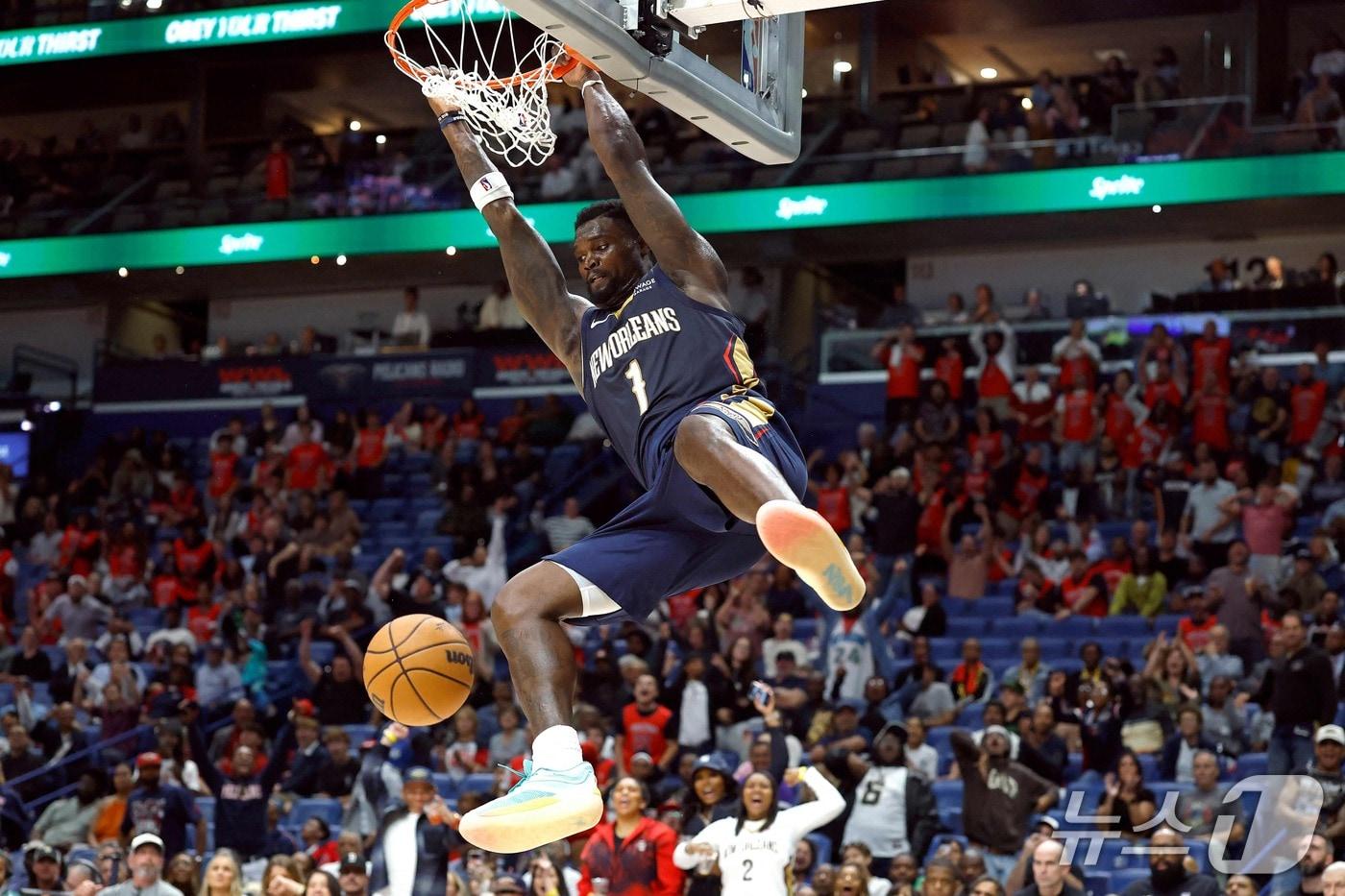 본문 이미지 - 뉴올리언스 펠리컨스 포워드 자이언 윌리엄슨이 30일(한국시간) 열린 2026-27 NBA 새크라멘토 킹스와 경기에서 덩크슛을 터뜨렸다. ⓒ AFP=뉴스1