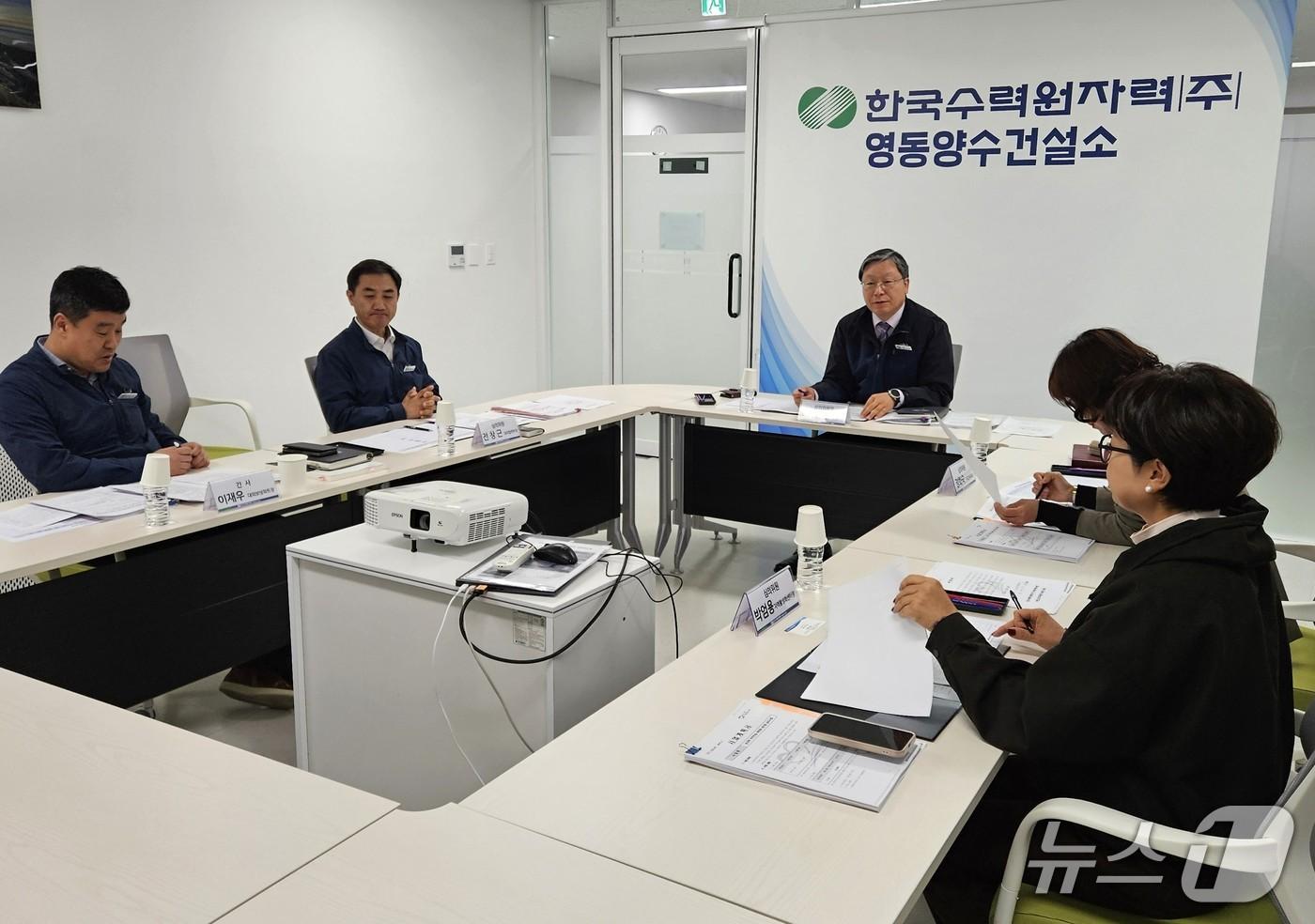 본문 이미지 - 영동양수건설소 심의위원회 회의 모습.(영동양수건설소 제공. 재판매 및 DB 금지) 2026.10.31/뉴스1 