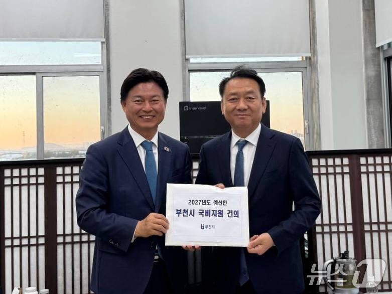 본문 이미지 -  조용익 부천시장(사진 왼쪽)과 이광재 국회 예산결산특별위원장(경기 부천시 제공.재판매 및 DB 금지)/뉴스1