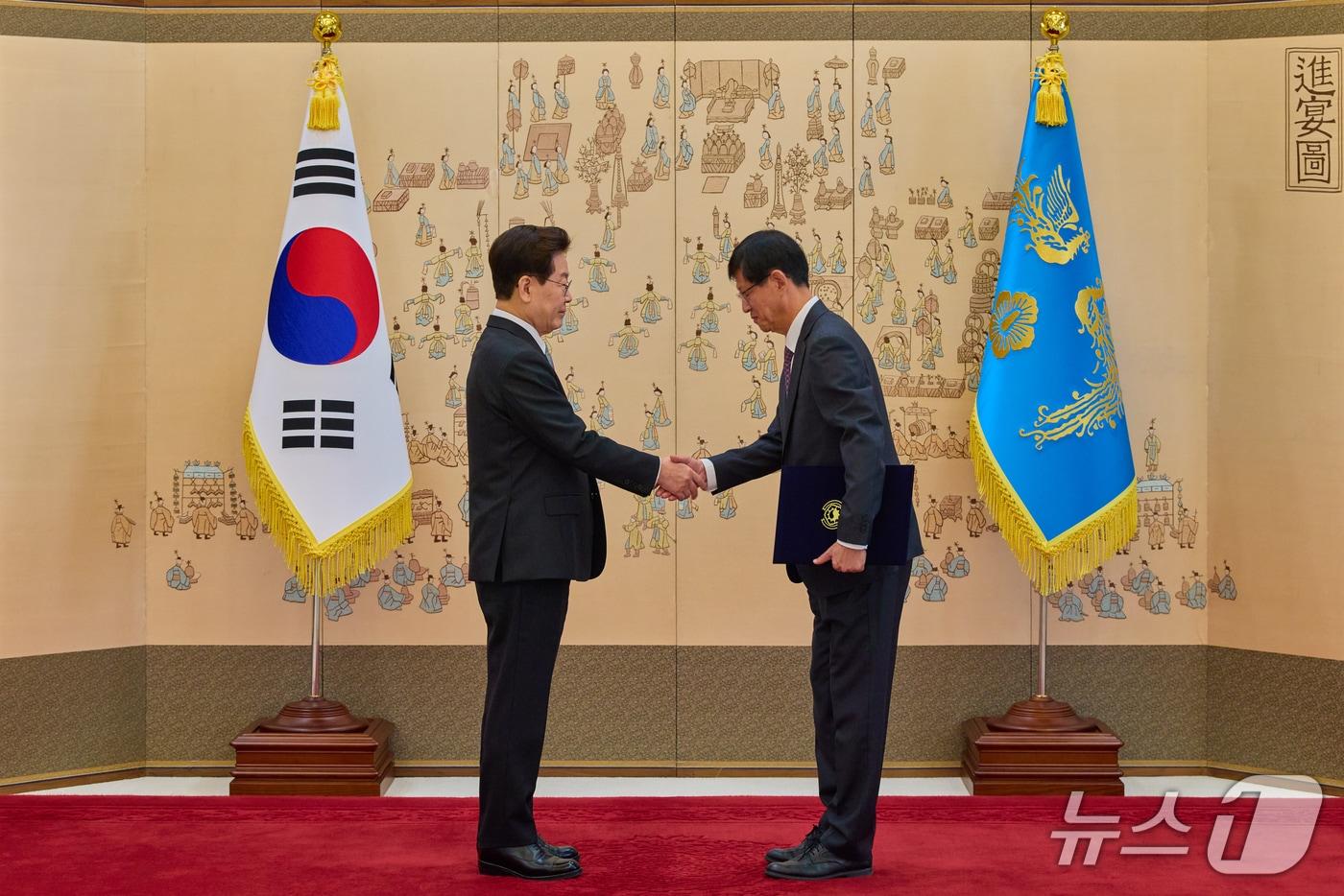 본문 이미지 - 이재명 대통령이 지난달 30일 청와대에서 열린 임명장 및 위촉장 수여식에서 최길수 특별감찰관에게 임명장을 수여하고 있다. (청와대 제공. 재판매 및 DB 금지) 2026.10.30 ⓒ 뉴스1 허경 기자