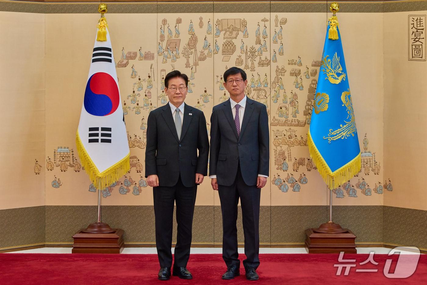 본문 이미지 - 이재명 대통령이 30일 청와대에서 열린 임명장 및 위촉장 수여식에서 최길수 특별감찰관에게 임명장을 수여한 뒤 기념촬영을 하고 있다. (청와대 제공. 재판매 및 DB 금지) 2026.10.30 ⓒ 뉴스1 허경 기자