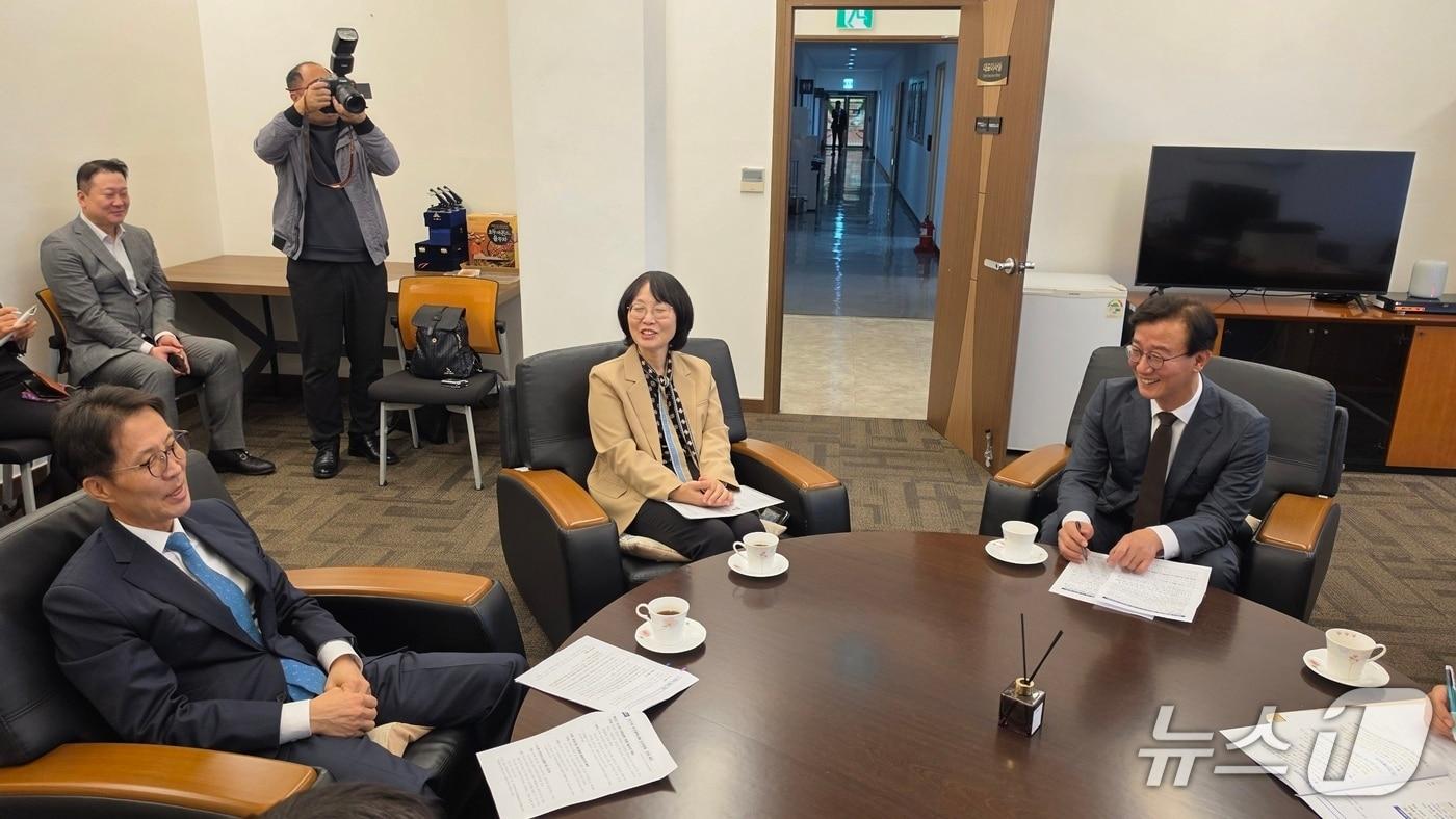 본문 이미지 - (왼쪽부터) 김진오 인구전략위원회 부위원장과 김귀옥 부산시 인구청년정책국장, 전재수 부산시장이 30일 부산 해운대구 영화의전당에서 지역 인구문제 해결과 국가·지방정부 간 협력 강화 방안을 논의하고 있다.(부산시 제공. 재판매 및 DB 금지)