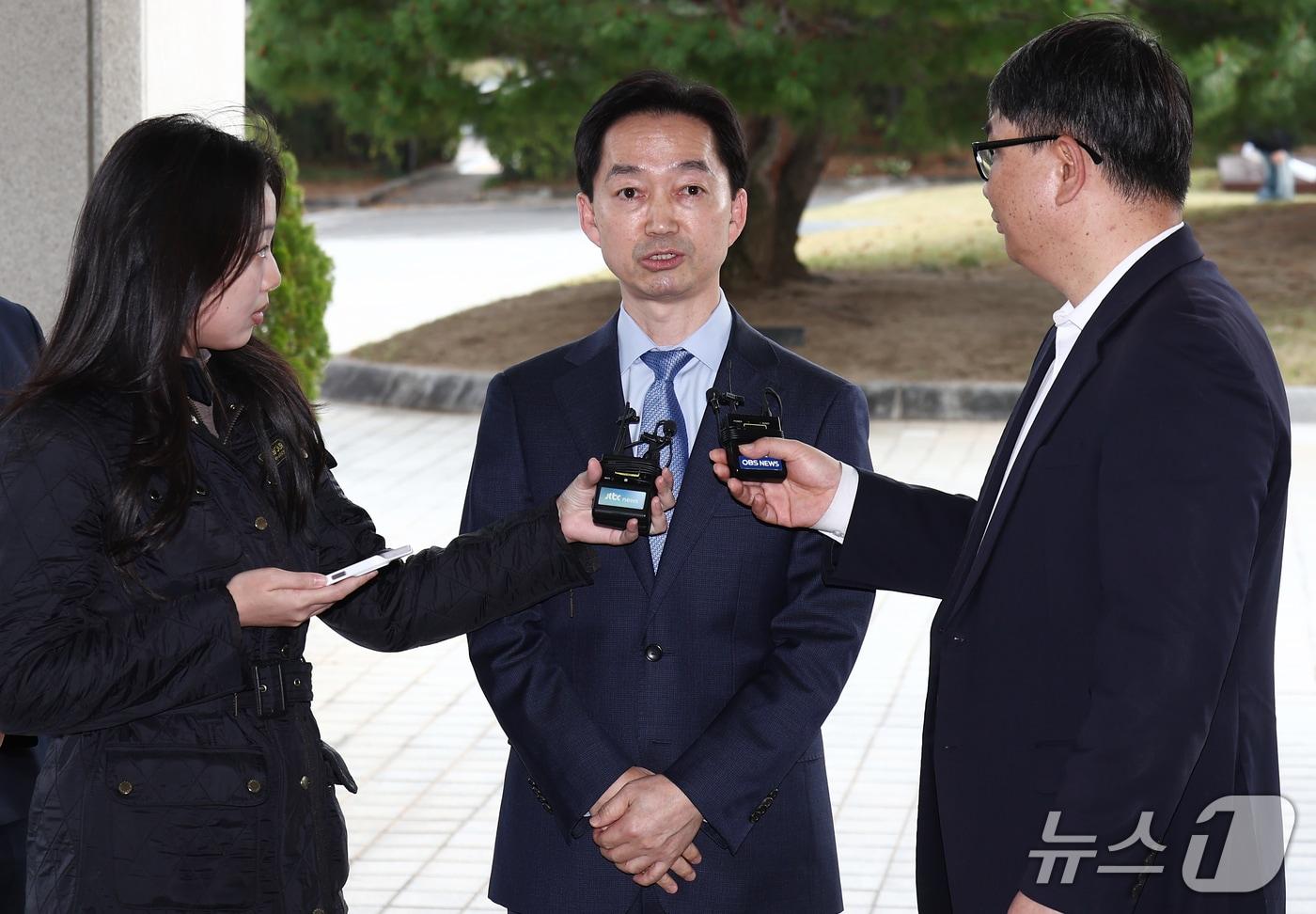 본문 이미지 - 김지용 중대범죄수사청장이 30일 오후 서울 서초구 공소청에서 이정현 검찰총장 직무대행을 예방하기에 앞서 취재진 질의에 답변하고 있다. 2026.10.30 ⓒ 뉴스1 김민지 기자