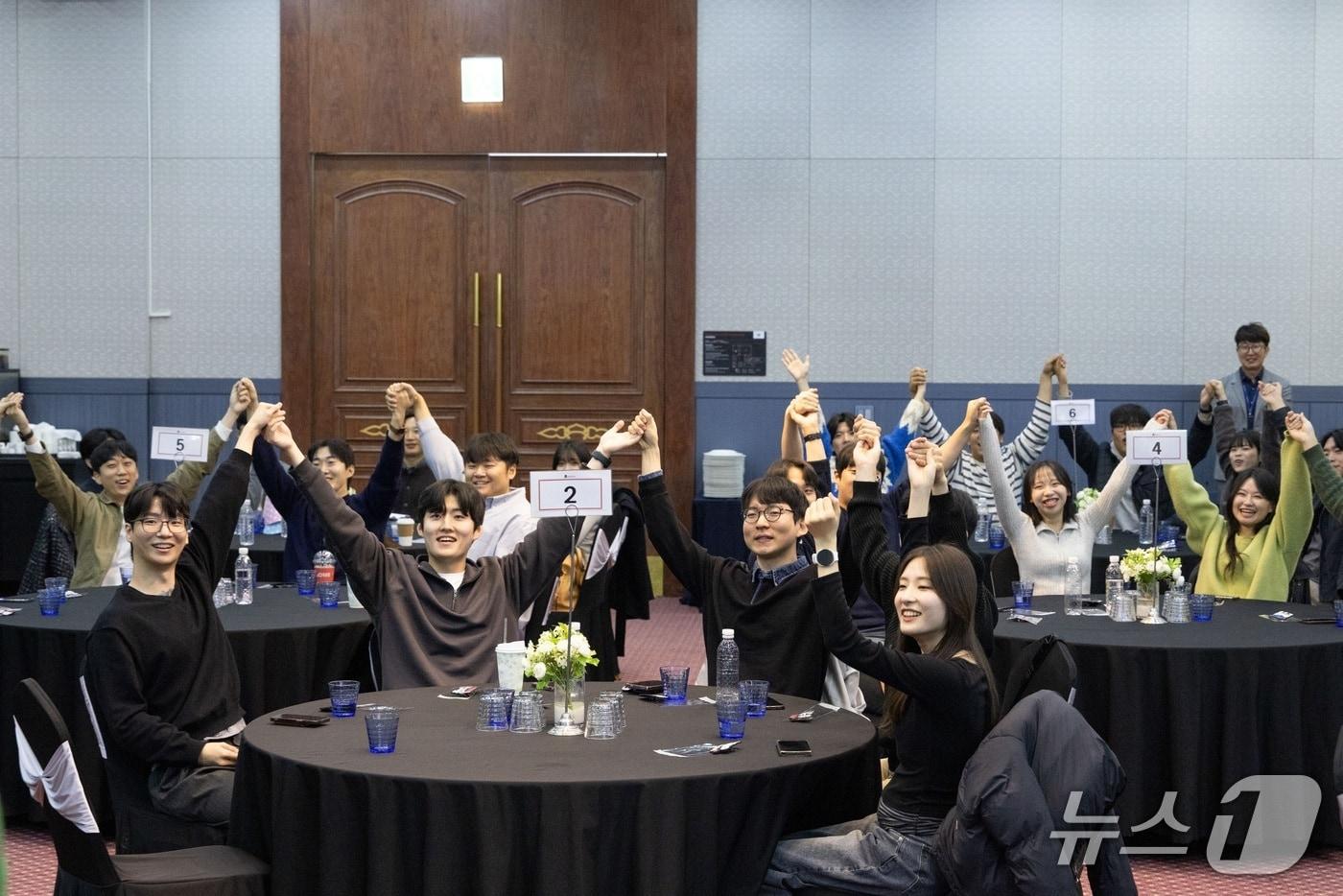 본문 이미지 - 한국서부발전 입사 1주년 직원들이 지난 29일 충남 서산시 베니키아호텔서산에서 열린 '우리들의 H.I.P한 워크숍'에서 서로 손을 맞잡고 들어 올리며 화합을 다지고 있다.(서부발전 제공. 재판매 및 DB 금지)