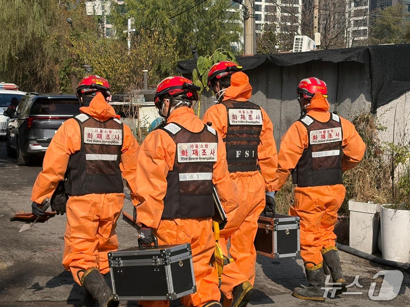 본문 이미지 - 경찰과 소방 당국이 30일 서울 강남구 개포동 구룡마을에서 발생한 화재의 정확한 원인과 최초 발화지점을 파악하기 위한 정밀 합동감식에 착수했다.2026.10.30.ⓒ 뉴스1 안소연 기자