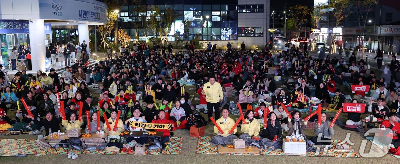 본문 이미지 - 전남광주통합특별시 광산구가 지난 27일 2026 신한 SOL KBO 포스트시즌 플레이오프(PO·5전 3선승제) 2차전을 맞아 시민광장 개최한 KIA 타이거즈 공동 응원전.(전남광주통합특별시 광산구 제공. 재판매 및 DB 금지) 