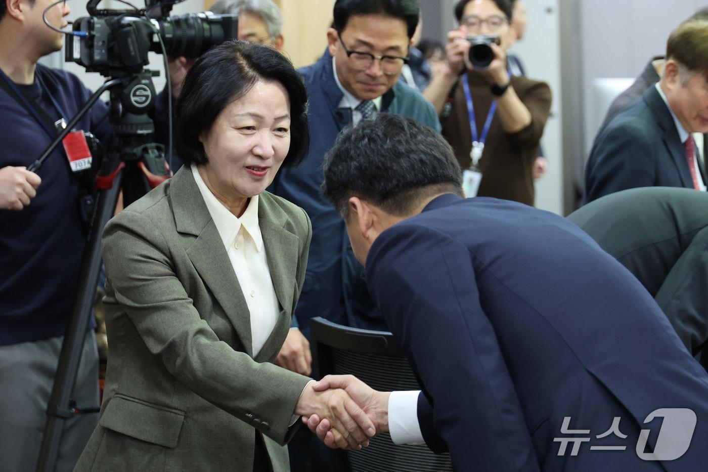 본문 이미지 - 추미애 경기도지사가 30일 서울 여의도 국회 의원회관에서 열린 지방재정 확충을 위한 지방세제 개편 정책토론회에서 인사를 하고있다. 2026.10.30 ⓒ 뉴스1 신웅수 기자