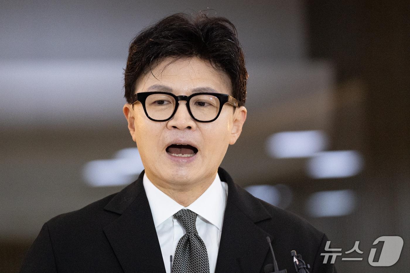 본문 이미지 - 한동훈 무소속 의원이 30일 서울 여의도 국회에서 예산결산특별위원회 전체회의 참석 전 취재진 질문에 답하고 있다. 2026.10.30 ⓒ 뉴스1 유승관 기자
