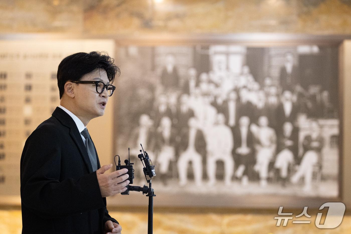 본문 이미지 - 한동훈 무소속 의원이 30일 서울 여의도 국회에서 예산결산특별위원회 전체회의 참석 전 취재진 질문에 답하고 있다. 2026.10.30 ⓒ 뉴스1 유승관 기자