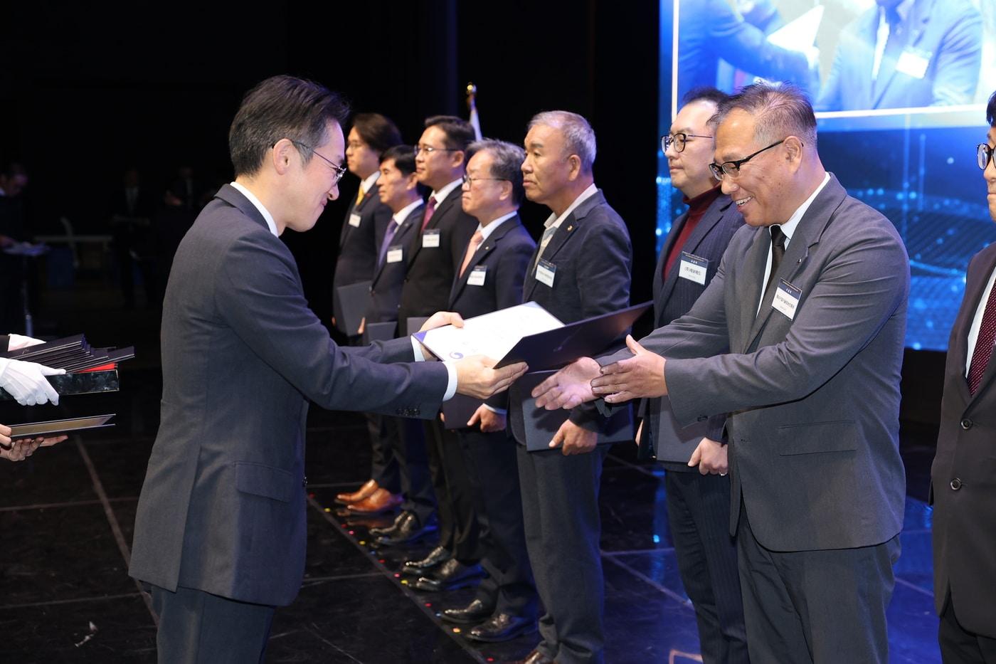 본문 이미지 - 중소기업기술정보진흥원 한명수 경영관리본부장이 29일 '2026 대한민국생산성·지속가능경영혁신대상' 시상식에서 산업통상부 장관 표창을 수상하고 있다.  (중소기업기술정보진흥원 제공)