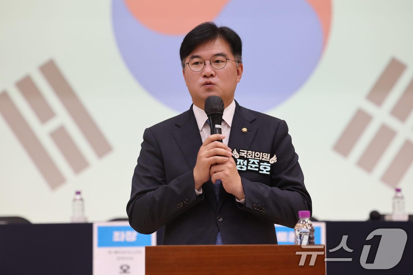 본문 이미지 - 정준호 더불어민주당 의원이 30일 오후 전남광주 북구 광주솔로몬로파크에서 열린 '옛 광주교도소의 미래와 국회도서관 광주분원 유치 정책토론회'에 앞서 축사하고 있다. 2026.10.30 ⓒ 뉴스1 박지현 기자