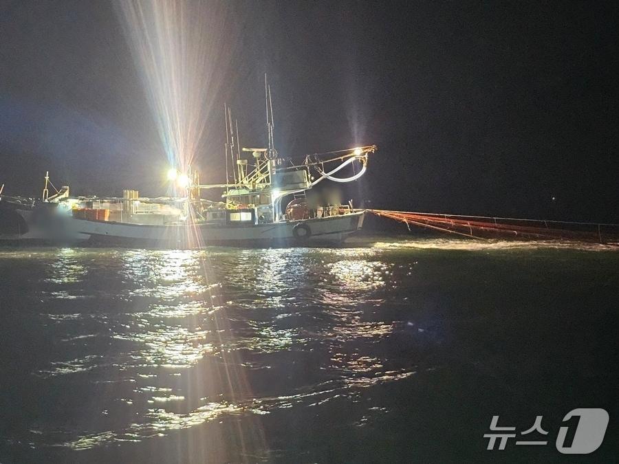 본문 이미지 - 적발 현장 모습.(군산해양경찰서 제공. 재판매 및 DB 금지)