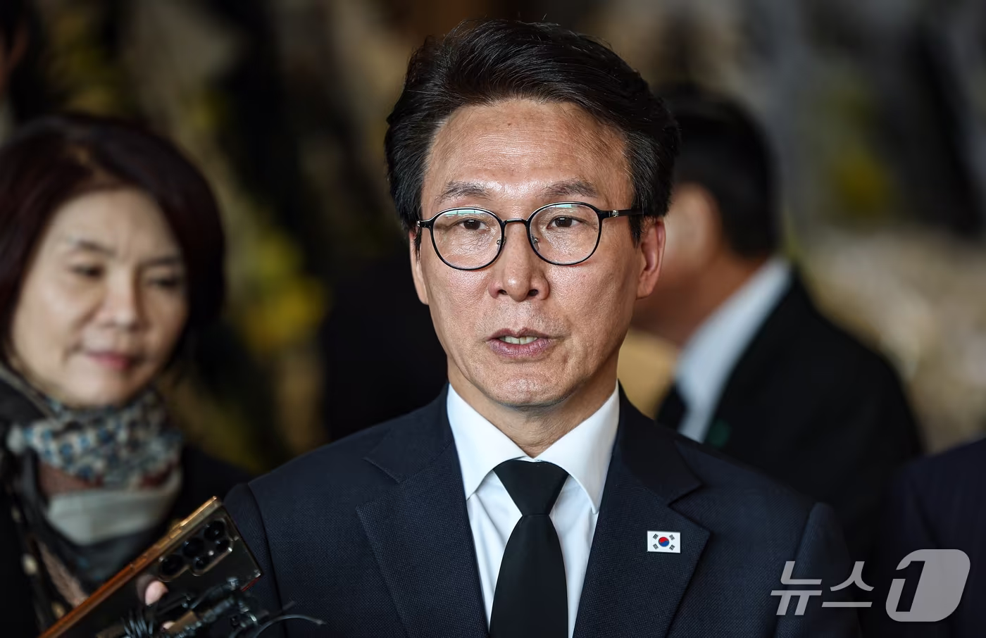 본문 이미지 - 김민석 더불어민주당 대표가 30일 서울 송파구 서울아산병원 장례식장에 마련된 고(故) 최불암의 빈소에 조문을 마치고 취재진 질문에 답하고 있다. ⓒ 뉴스1 김도우 기자