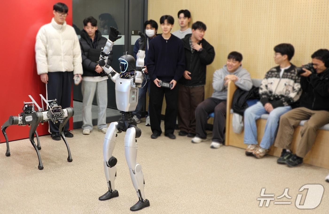 본문 이미지 - AI혁신대학원사업단 소속 학생들이 연구 중인 사족보행 로봇 '쏘니'와 휴머노이드 로봇 '금돌이'의 시연이 30일 금오공대에서 펼쳐졌다.(금오공대 제공. 재판매 및 DB 금지)/뉴스1