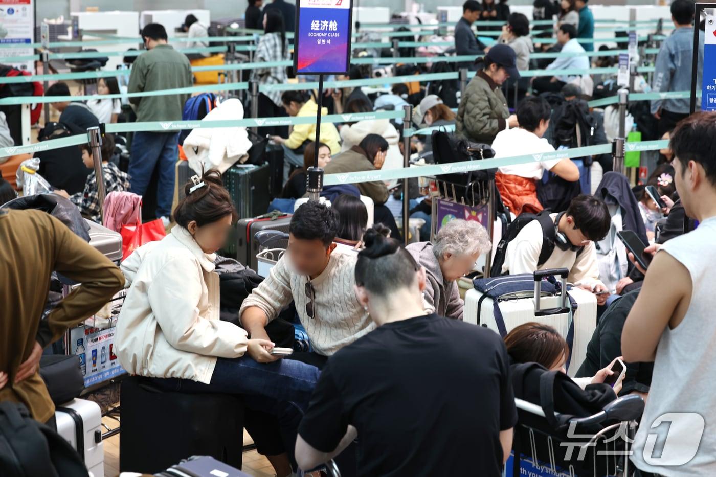 본문 이미지 - 인천국제공항 항공사 네트워크에서 일부 장애가 발생해 출국 수속 절차에 차질이 빚어진 30일 오후 인천국제공항 제1여객터미널 체크인 카운터에서 탑승객들이 출국 수속을 위해 대기하고 있다. 2026.10.30 ⓒ 뉴스1 권현진 기자