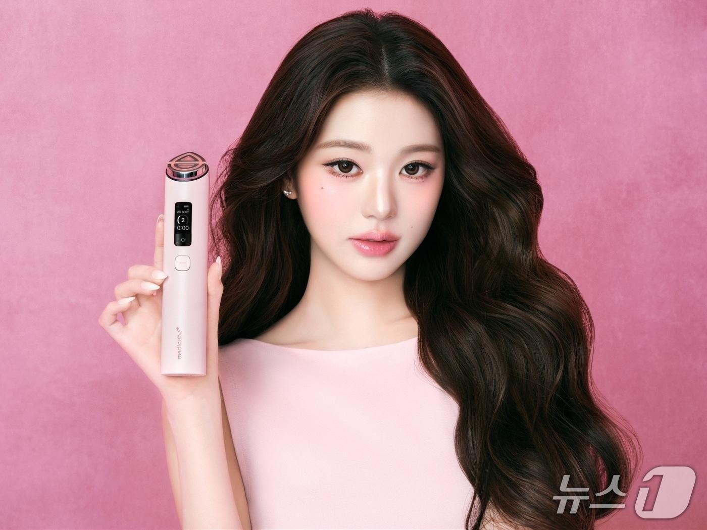 본문 이미지 - 에이피알 뷰티 디바이스 브랜드 메디큐브 에이지알(AGE-R) 모델 장원영. (에이피알 제공)