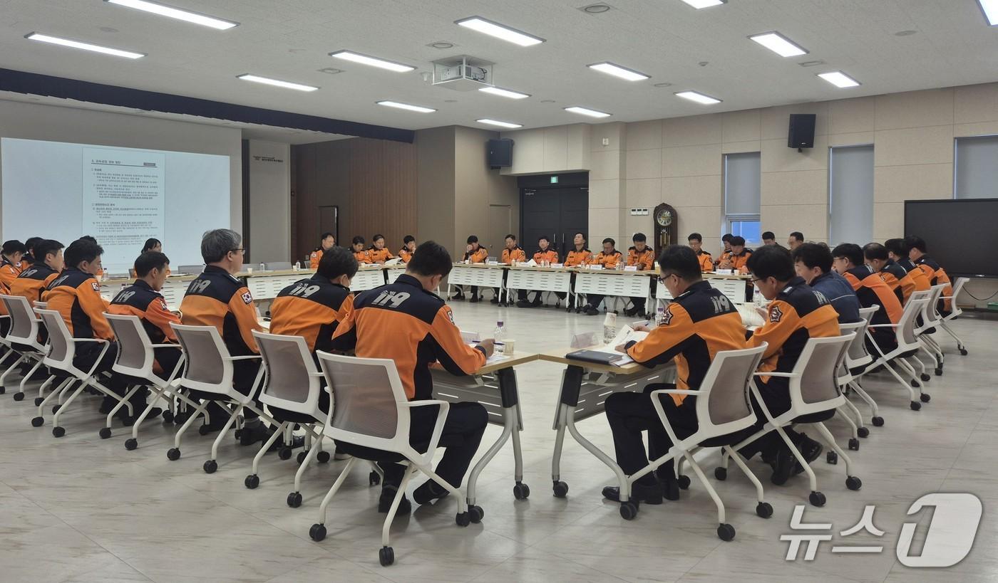 본문 이미지 - 울산소방본부는 30일 119특수대응단 4층 대강당에서 '소방 활동 안전사고 예방을 위한 긴급대책회의'를 개최했다.(울산소방 제공. 재판매 및 DB 금지)/뉴스1