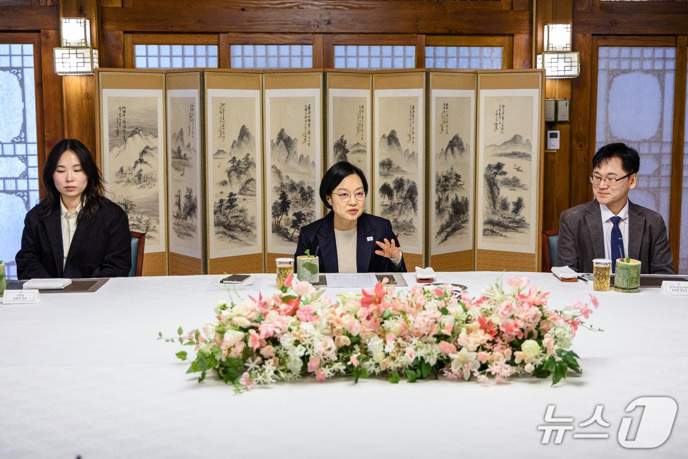 본문 이미지 - 한성숙 국무총리가 30일 서울 종로구 삼청동 총리공관에서 열린 민생침해범죄 유공자 격려 오찬 간담회에서 참석자들을 격려하고 있다. (국무총리실 제공. 재판매 및 DB 금지) 2026.10.30 ⓒ 뉴스1