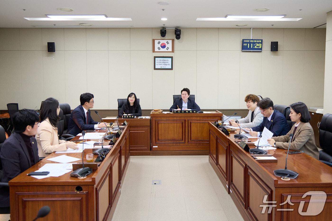 본문 이미지 - 30일 열린 용인시의회 의회운영위원회 회의 모습.(시의회 제공)