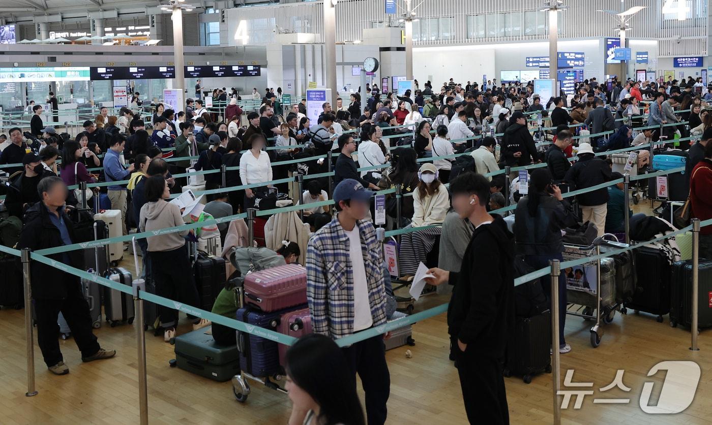 본문 이미지 - 인천국제공항 항공사 네트워크에서 일부 장애가 발생해 출국 수속 절차에 차질이 빚어진 30일 오후 인천국제공항 제1여객터미널 체크인 카운터에서 탑승객들이 출국 수속을 위해 대기하고 있다. 2026.10.30 ⓒ 뉴스1 권현진 기자
